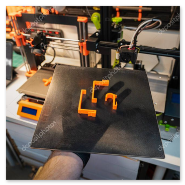 3D-Druckteil frisch aus dem Drucker, Werkbank im Hintergrund