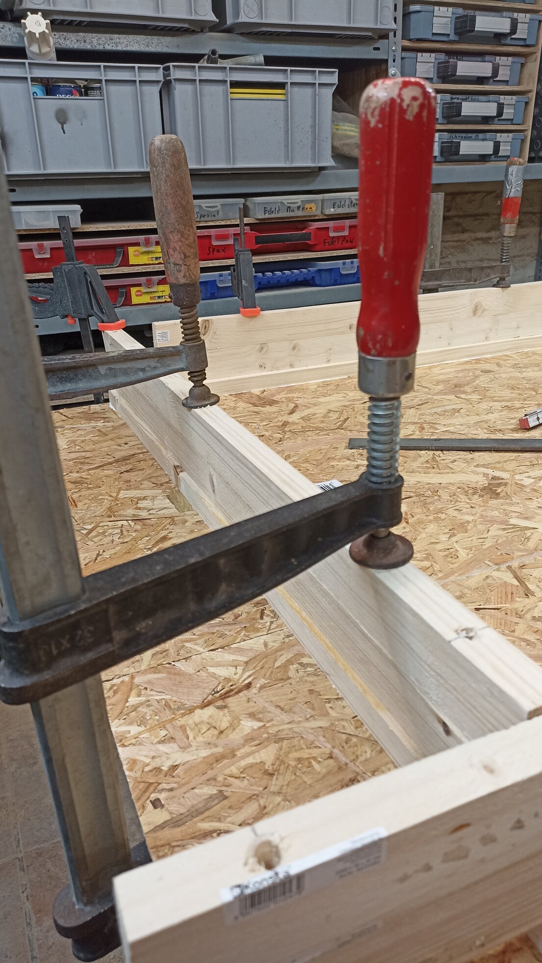 Prototyp einer animatronischen Tür in der Werkstatt