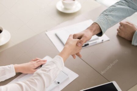 Symbolischer Handschlag für Projektstart